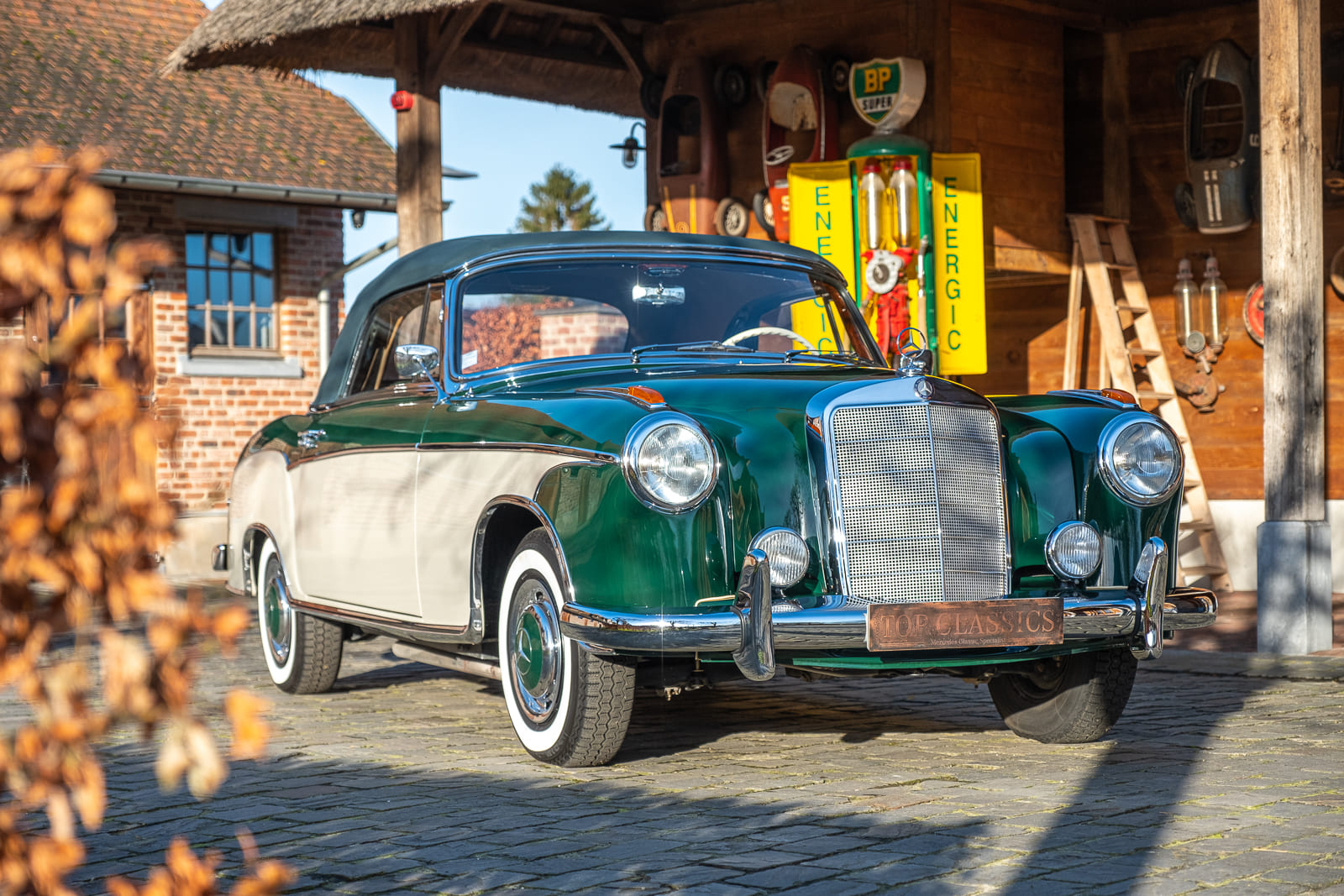 Essai d'une Mercedes-Benz 220S : un ponton pour un navire amiral - News  d'Anciennes